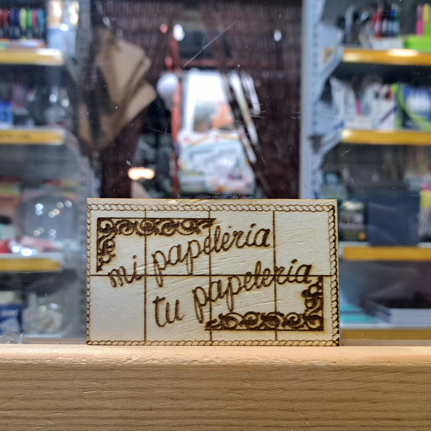 Logo de 'Mi Papelería Tu Papelería' en madera